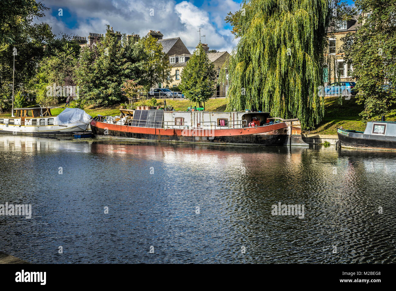 Ein schönes Hausboot, die auf dem Fluss in Cambridge günstig Stockfoto
