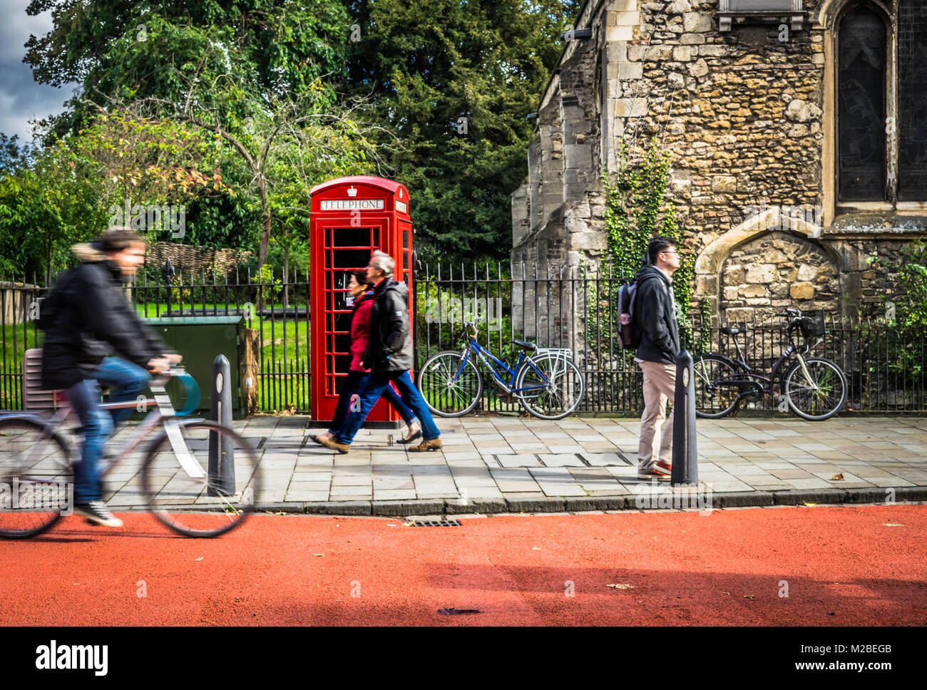 Eine telefonzelle in Cambridge mit Bewegung verwischt Personen und Fahrräder Stockfoto