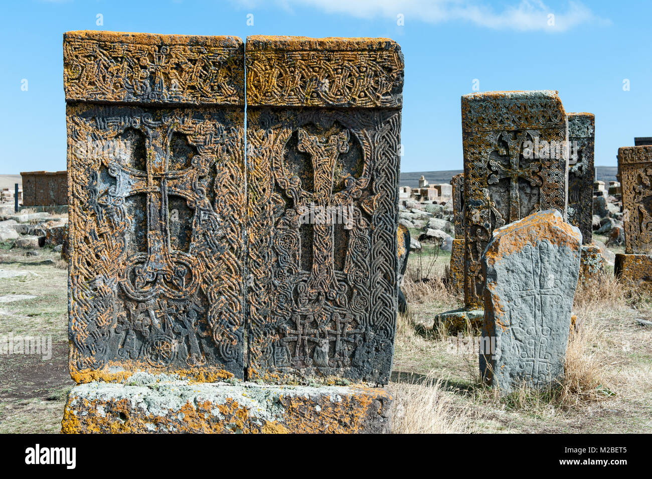 Ein Khachkar oder Armenischen cross-Stone ist ein geschnitztes, Memorial Stele, die mit einem Kreuz, zusätzliche Motive, wie Rosetten, verschränkt, und botanischen Motive. Stockfoto