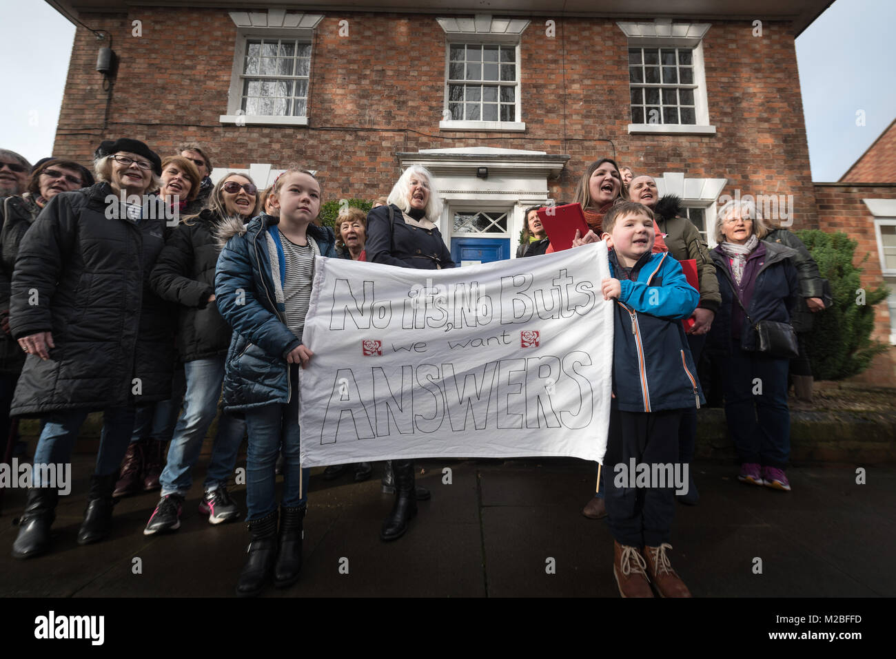 3 Trinity Street, Stratford-upon-Avon, Warwickshire, Großbritannien. 28. Januar 2018. Eine Gruppe von Demonstranten halten eine Demonstration vor dem Konservativen consti Stockfoto