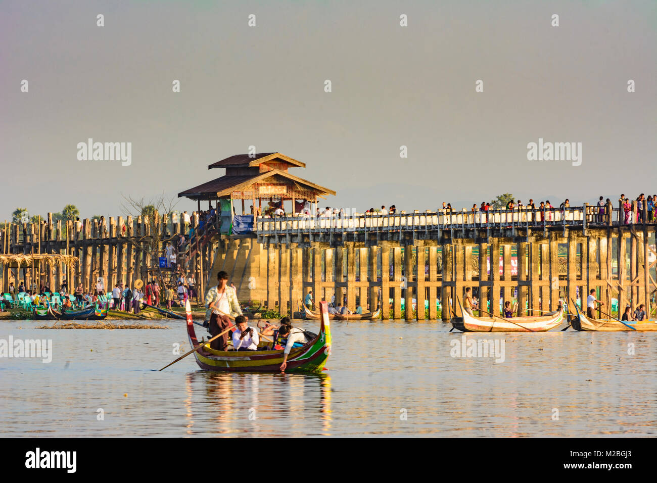 Amarapura: U-Bein Brücke aus Teakholz Fußgängerbrücke, Taungthaman See, Boote, Region, Mandalay, Myanmar (Birma) Stockfoto