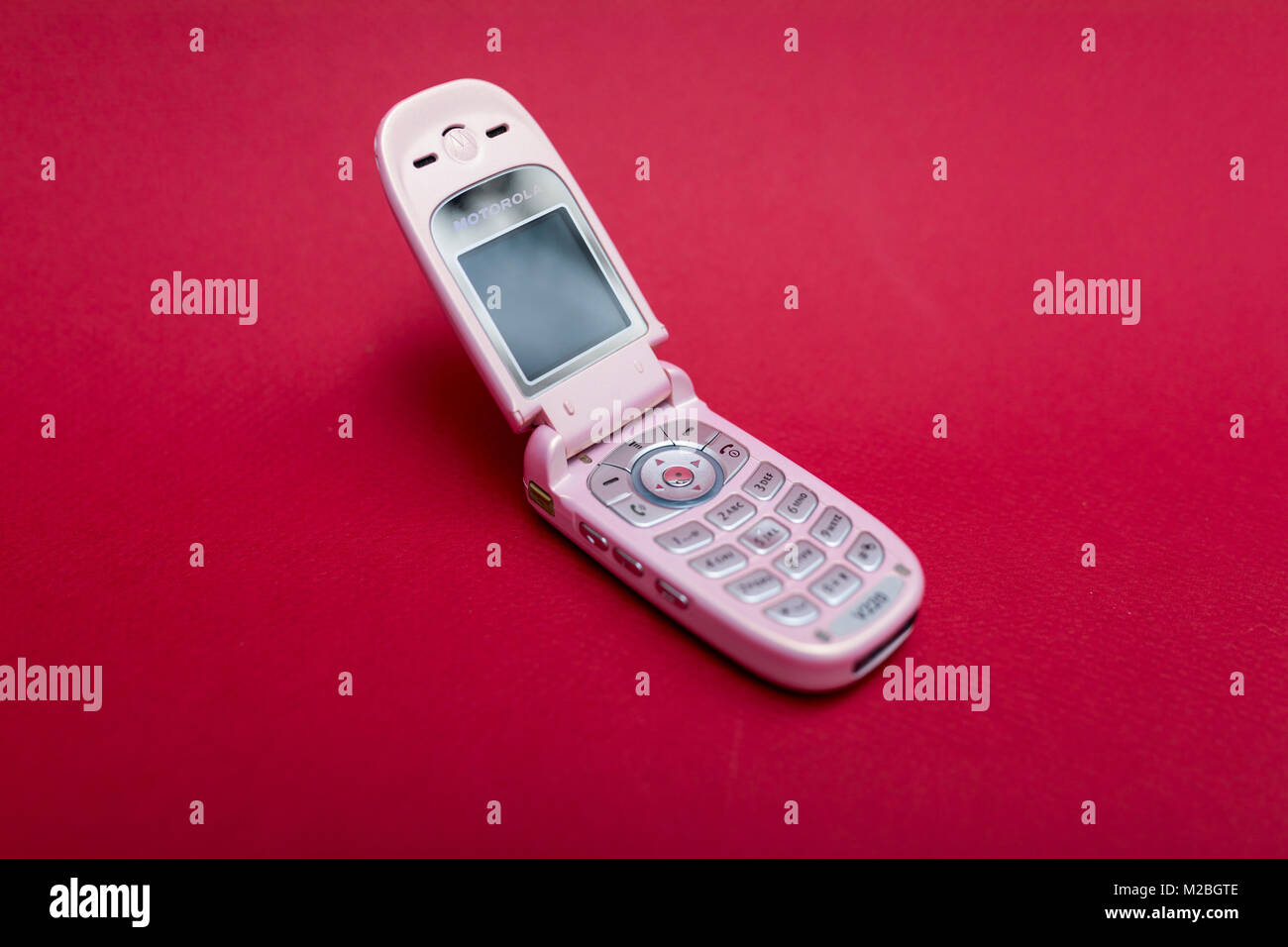 Cool und klassischen Motorola V220 Pink retro flip Zelle oder Handy vor  einem roten Hintergrund isoliert Stockfotografie - Alamy