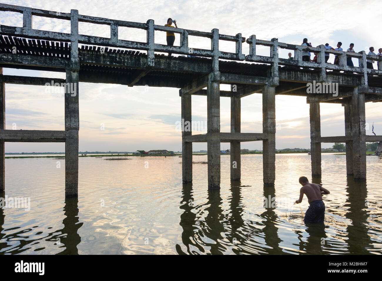 Amarapura: U-Bein Brücke aus Teakholz Fußgängerbrücke, Taungthaman See, Fischer, Region, Mandalay, Myanmar (Birma) Stockfoto
