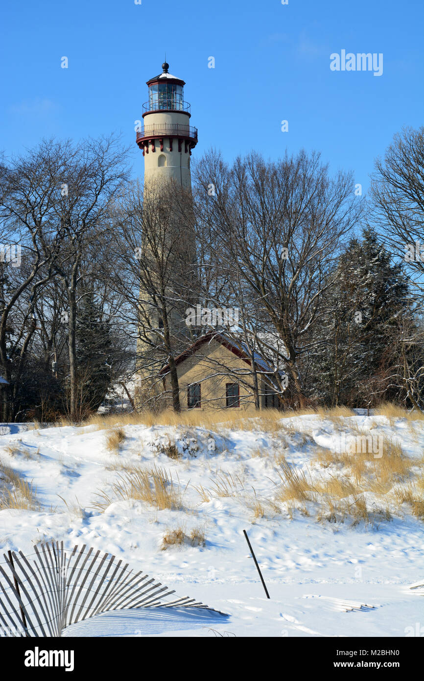 Schnee am Strand und Dünen bei Grosse Point, wo der Leuchtturm, 1874 abgeschlossen, markiert eine Untiefe in Michigan See nördlich von Chicago. Stockfoto