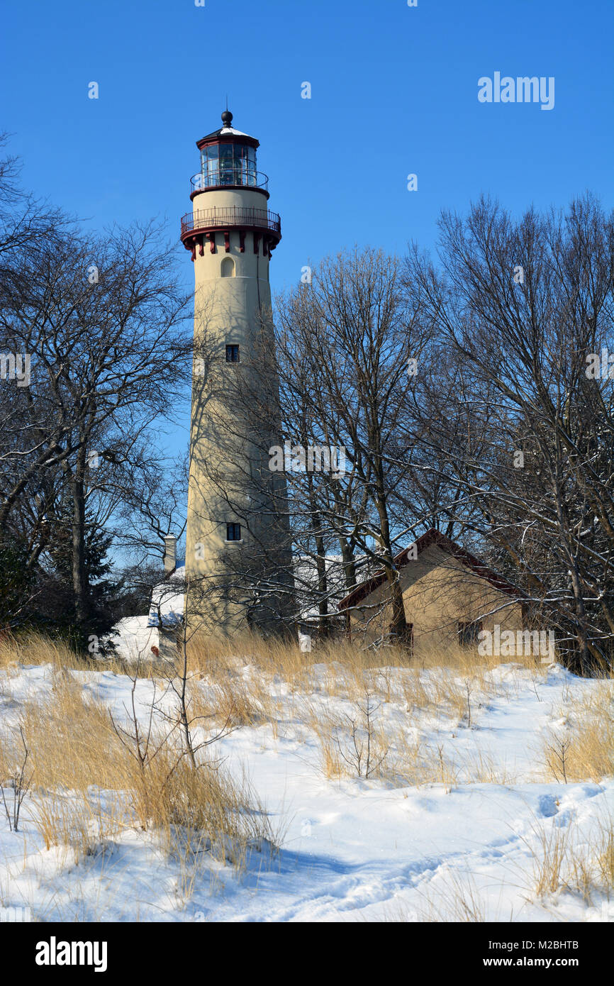 Schnee am Strand und Dünen bei Grosse Point, wo der Leuchtturm, 1874 abgeschlossen, markiert eine Untiefe in Michigan See nördlich von Chicago. Stockfoto