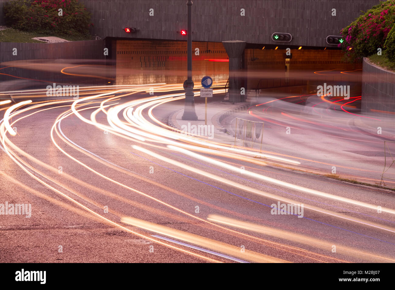Eine lange Exposition schafft Auto Licht Spuren an den Tunnel von Havanna Altstadt von Havanna, Kuba. Stockfoto