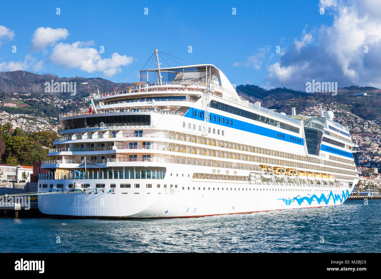 MADEIRA PORTUGAL MADEIRA riesiges Kreuzfahrtschiff im Hafen von Funchal Funchal Madeira Portugal eu Europa günstig Stockfoto