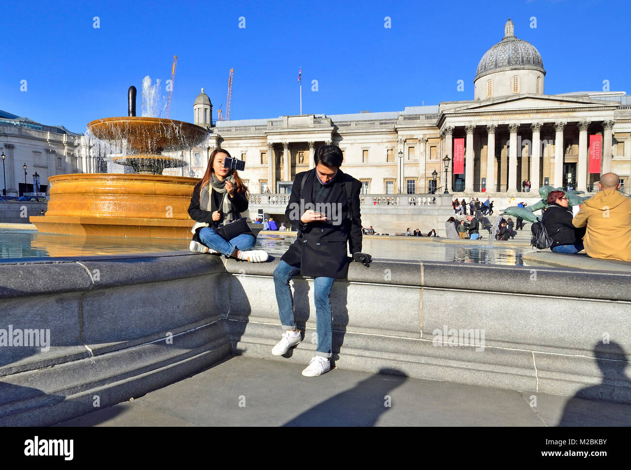 London, England, UK. Junge Japanerin eine selfie mit Ihrem Handy in Trafalgar Square Stockfoto