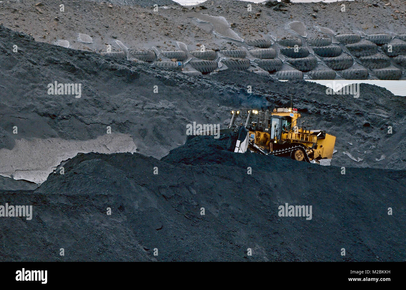 Ein Bull Dozer auf einem Haufen Kohle am Coal Mine in der Nähe von Cadomin Alberta Kanada arbeiten. Stockfoto