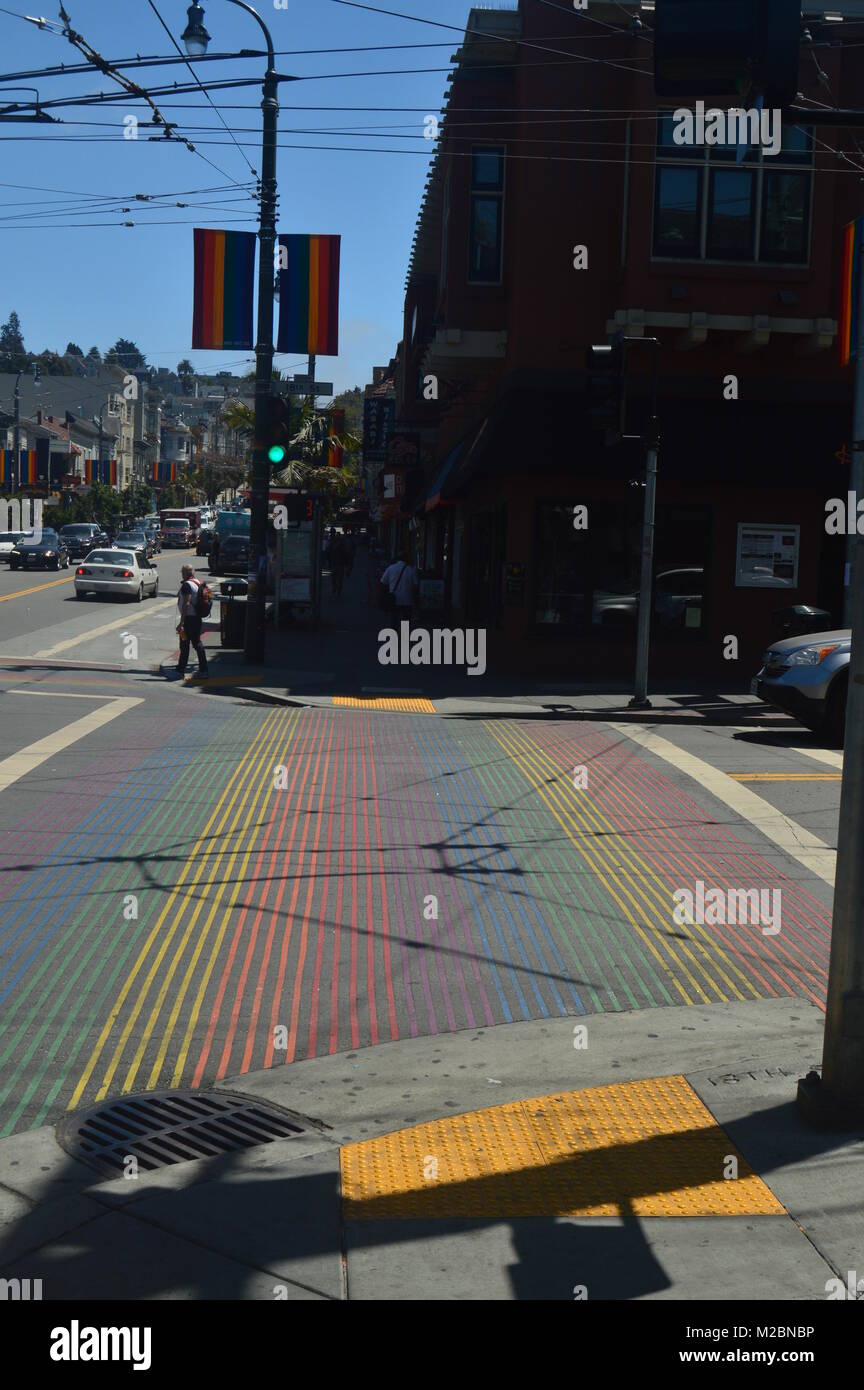 Zu Fuß durch die Straßen von San Francisco, die wir in der Nähe von Castro Dieses malerische Zebrastreifen gefunden. Reisen Urlaub Arquietectura Jun Stockfoto