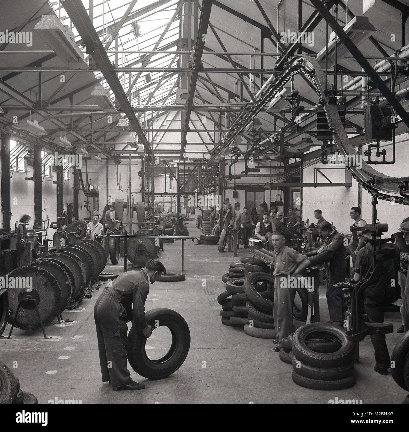 1950er Jahre, Historische, England, in diesem Bild von J Allan Bargeld, wir sehen die britischen Arbeiter, Herstellung von KFZ-Reifen in der Fabrik, ein Prozess, der zu dieser Zeit skllled manuelle Arbeit und nicht automatisierte Maschinen benutzt wird, Stockfoto