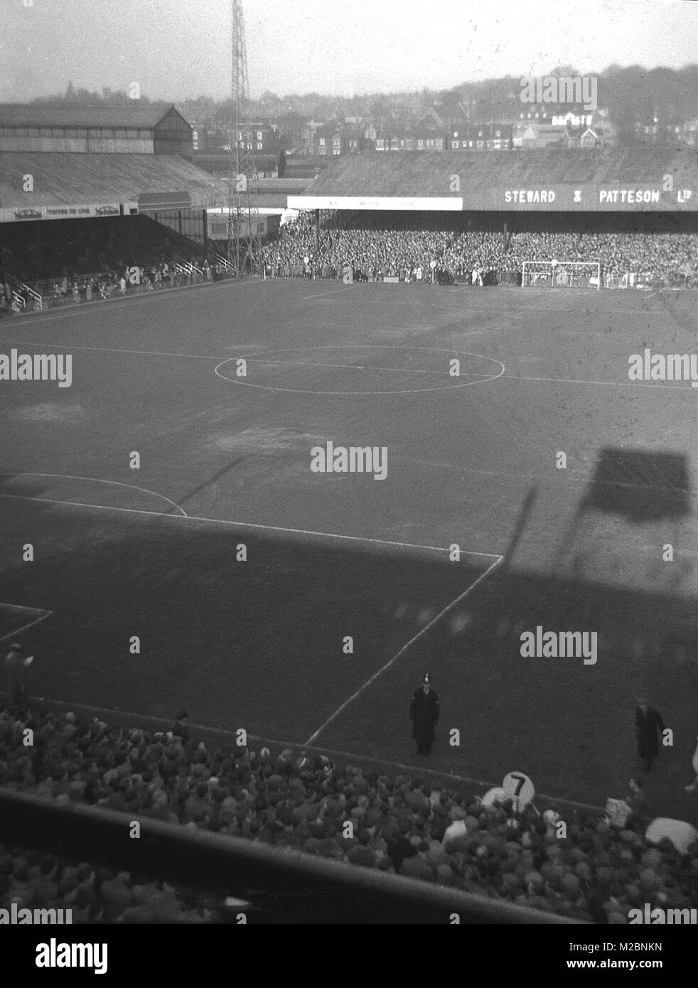 1960, historische Bild, auf dem Fußballplatz von Norwich FC vor einem Spiel, aus dem Fernsehen Gantry mit Blick auf das Stadion und die Umgebung, Norwich, England, UK. Eine Anzeige für eine der Sponsor des Vereins, der lokalen Brauerei tewart & Patteson Ltd" kann am anderen Ende der Pitch gesehen werden. Stockfoto