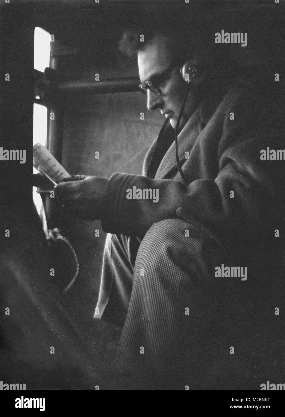 1960 s, historiclal Bild zeigt ein Film Kameramann oben sitzen hoch in seine eingeschränkte Fernsehen gantry Lesen von Notizen, bevor ein Fußballspiel, Norwich FC, England, UK. Stockfoto
