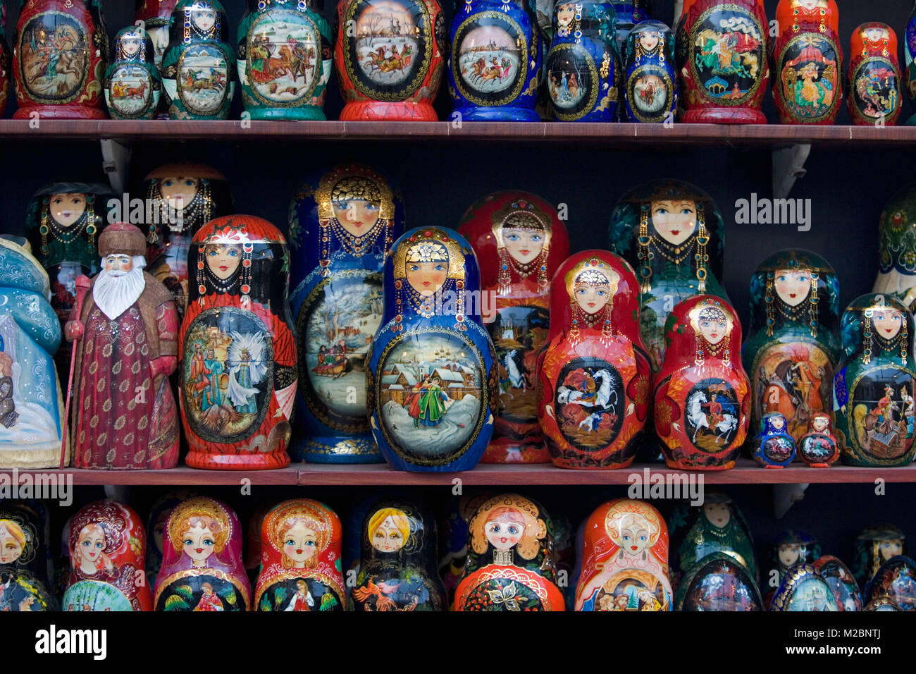 Russland. Sankt Petersburg. Babuschkas, matrjoschka zum Verkauf. Souvenir Russische Verschachtelung Puppen. Stockfoto