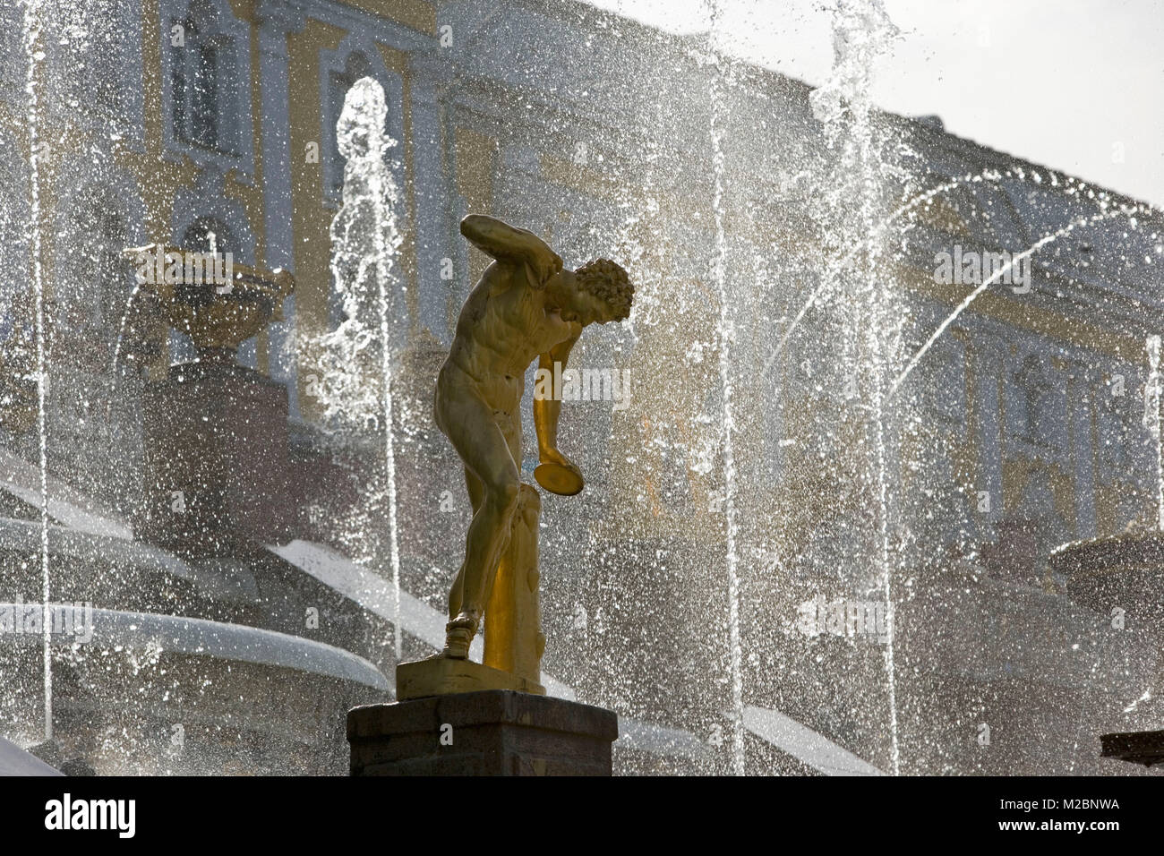 Russland. Sankt Petersburg. Sommerpalast Peterhof. Statuen und Brunnen im Garten von Peterhof. UNESCO-Weltkulturerbe. Stockfoto