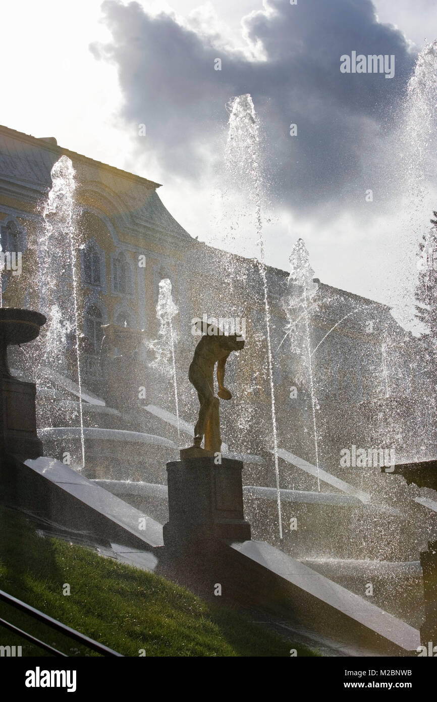 Russland. Sankt Petersburg. Sommerpalast Peterhof. Statuen und Brunnen im Garten von Peterhof. UNESCO-Weltkulturerbe. Stockfoto