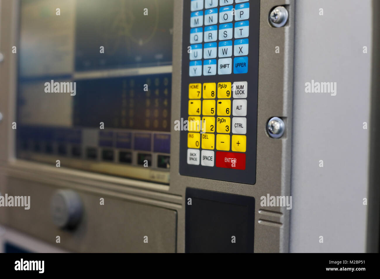 Bedienfeld einer computergesteuerten Industrieanlagen. Selektive konzentrieren. Stockfoto