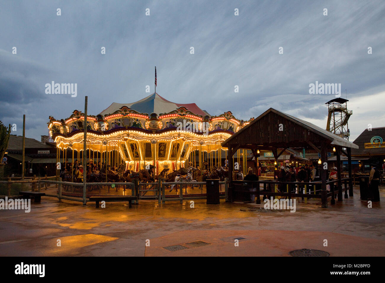 Karussell in Port Aventura World Park während eines Sturms. Vilaseca, Tarragona, Salou, Costa Daurada, Katalonien, Spanien. Stockfoto