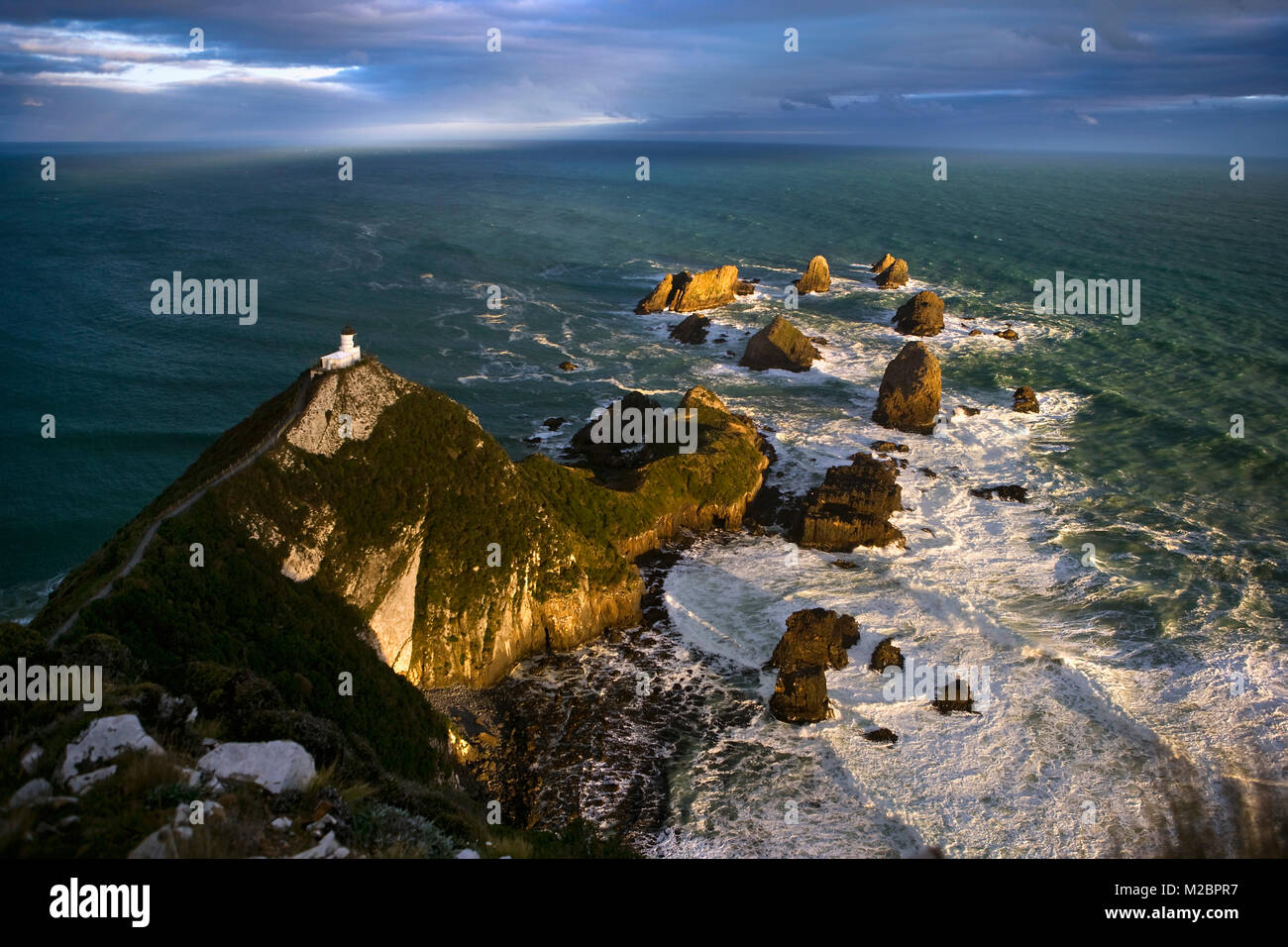 Neuseeland, Südinsel, The Catlins, Nugget Point, Leuchtturm. Sonnenuntergang. Stockfoto