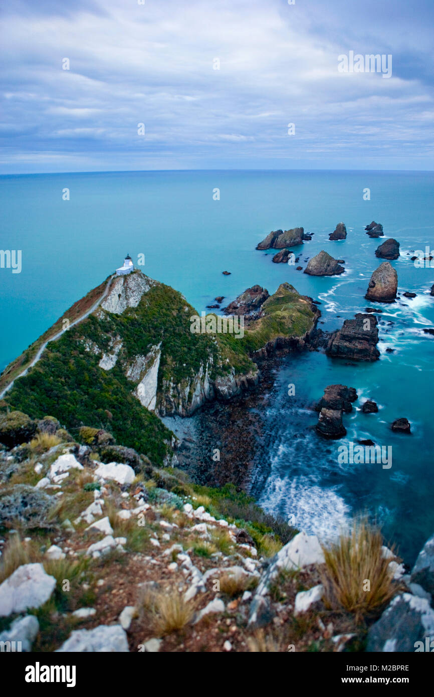 Neuseeland, Südinsel, die Catlins, Nugget Point, Leuchtturm. Dämmerung. Stockfoto