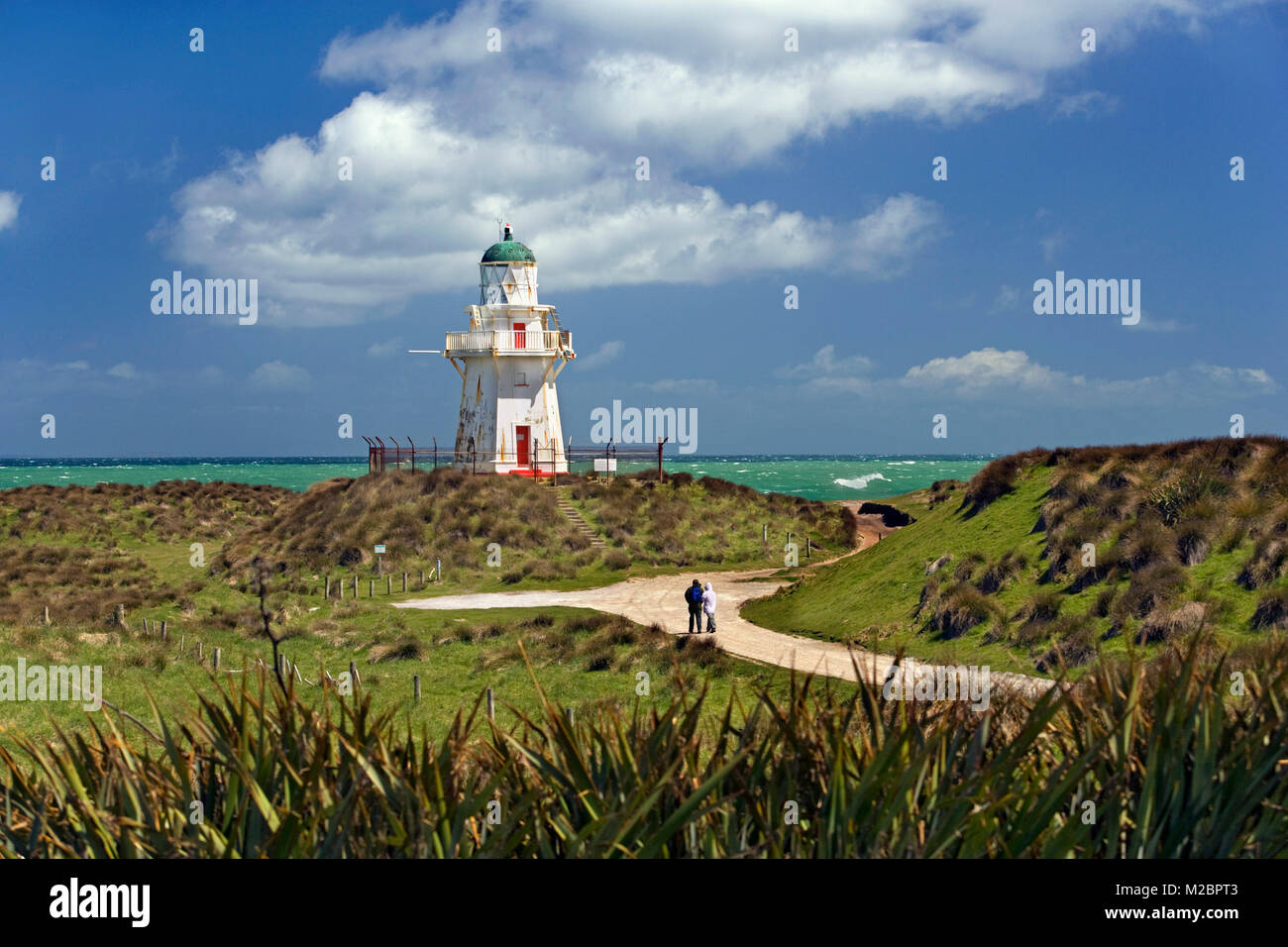 Neuseeland, Südinsel, die Catlins, Otara, Waipapa Point. Leuchtturm. Paar. Stockfoto