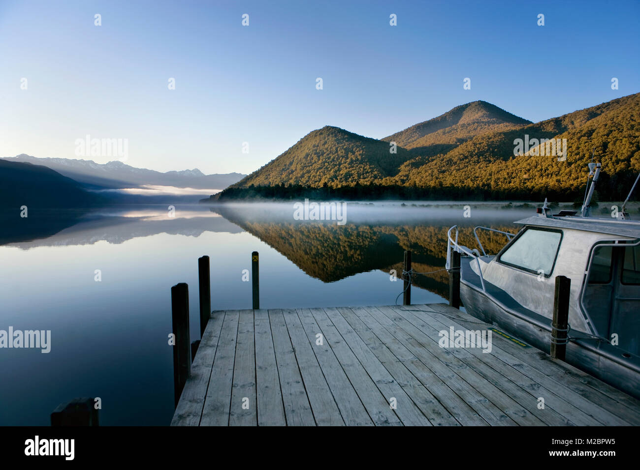 Neuseeland, Südinsel, Saint Arnaud, Nelson Lakes National Park, Lake alkoholkranker. Sunrise. Stockfoto