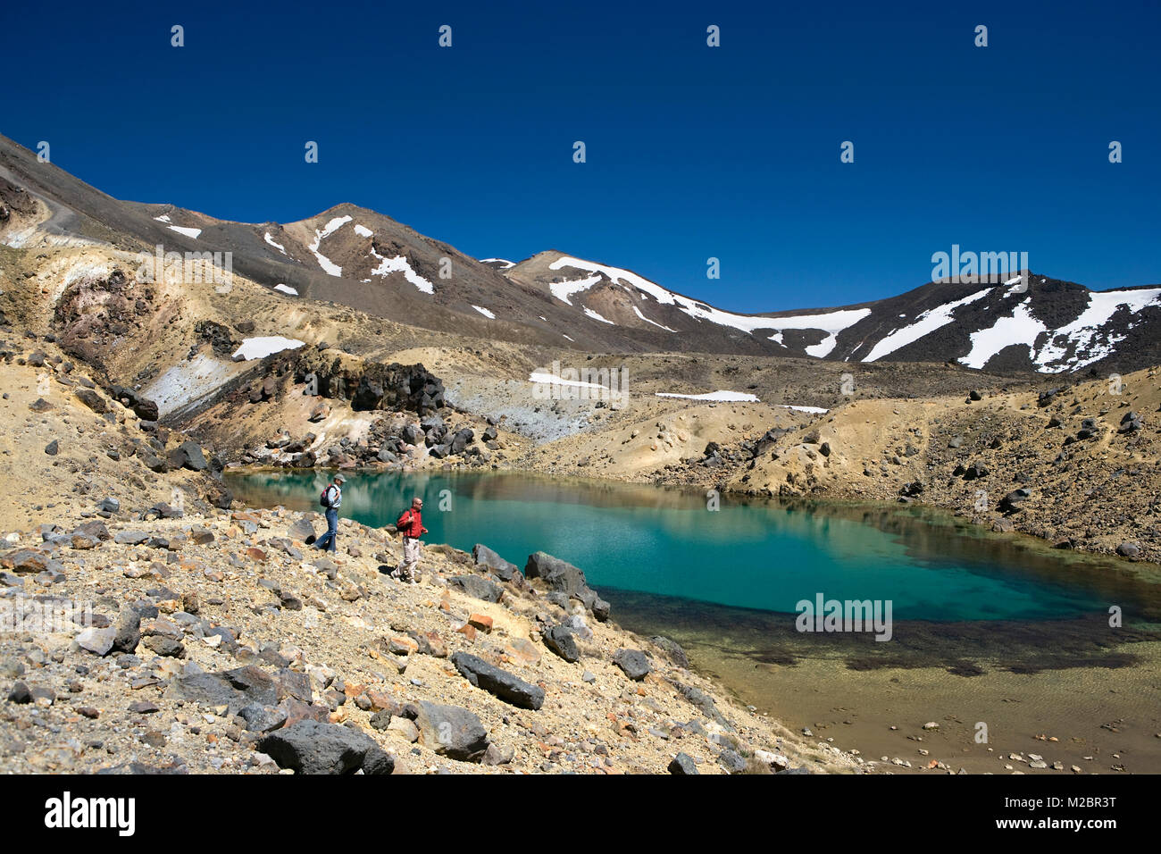 Neuseeland, Nordinsel, Whakapapa, Tongariro National Park. Blick auf Emerald Lake. Paar trekking. Unesco-Weltkulturerbe. Stockfoto