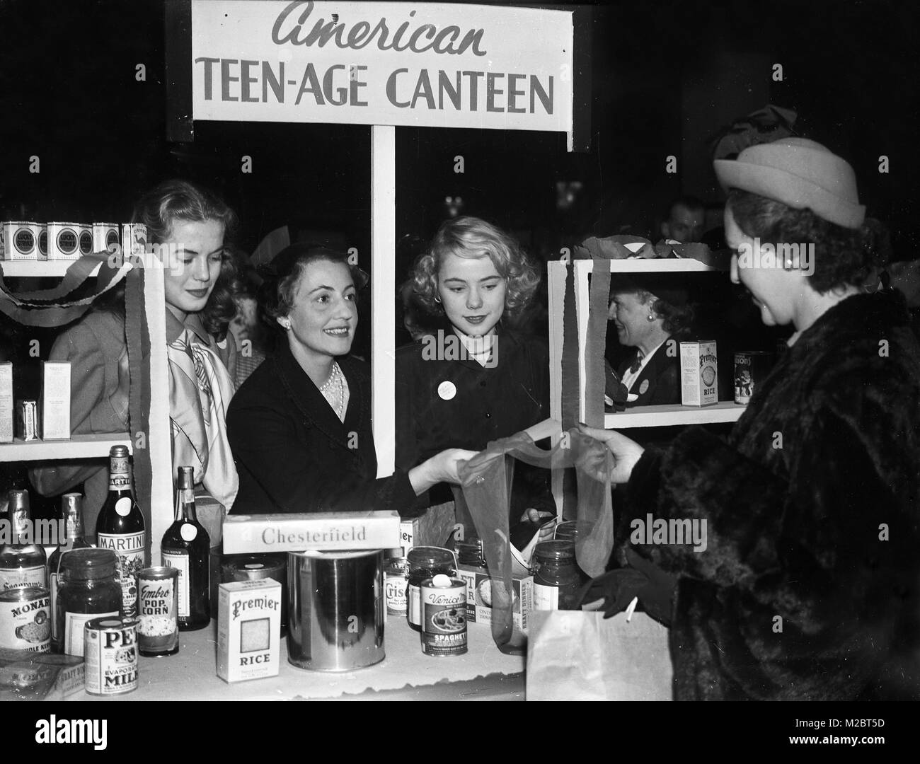 Amerikanische Güter einschließlich Nylon stickings zum Verkauf in London nach dem Zweiten Weltkrieg Rationierung endet in 1954 Stockfoto