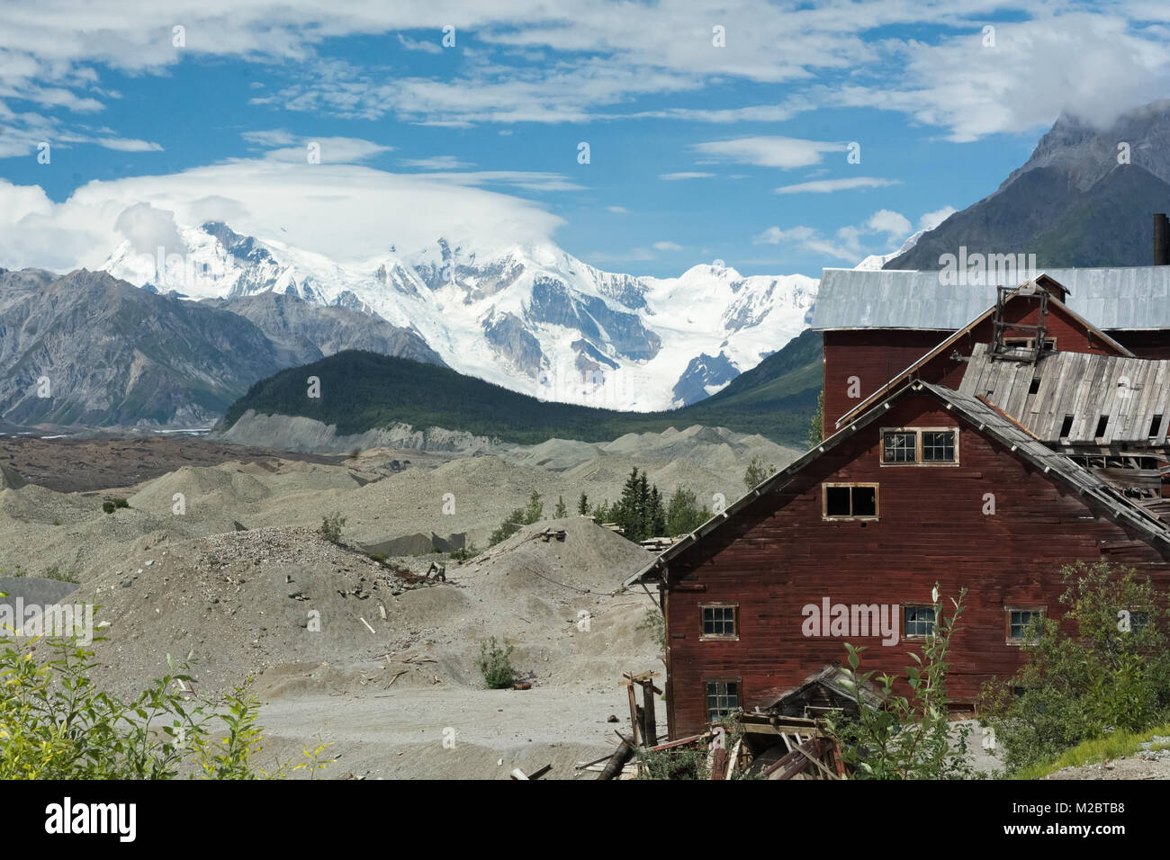 Eine decay Gebäude am Kennicott mine sitzt vor Schnee und Gletscher Bergkette bedeckt Stockfoto