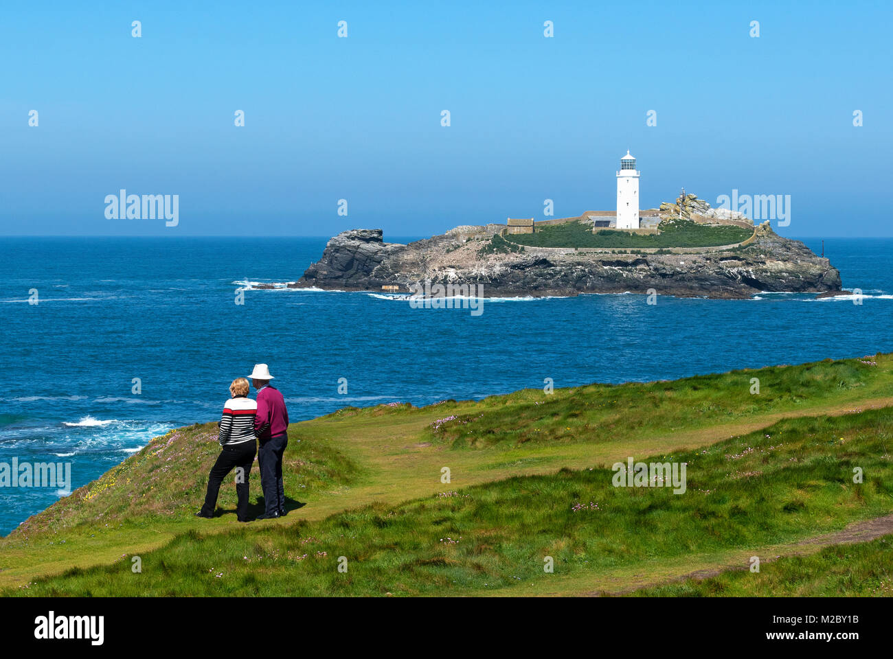 Touristen zum Godrevy Leuchtturm in St. Ives Bay, Cornwall, England, Großbritannien, Großbritannien. Stockfoto