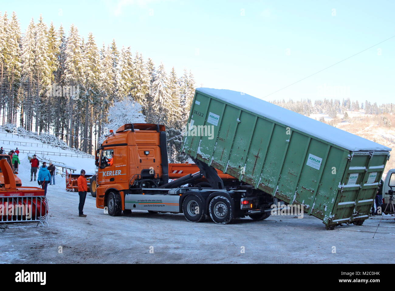 Vor zahlreichen Schaulustigen wurde am Samstag (30.11.2013) im Schmiedsbachtal der Hochfirstschanze der Schwarzwaldgletscher von Titisee-Neustadt geöffnet. Mit dem Schnee vom vergangenen Winter, der unter Styroporplatten, Sägemehl und Plastikfolien übersommert hat, wird jetzt sterben Hochfirstschanze mit Schnee belegt. Dort werden vom 13. bis 15. November 2012 wieder zwei FIS-Weltcup-Skispringen ausgetragen. Der zehn Meter hohe und 65 Meter lange Schneeberg umfasst etwa 7.000 Kubikmeter. Stockfoto