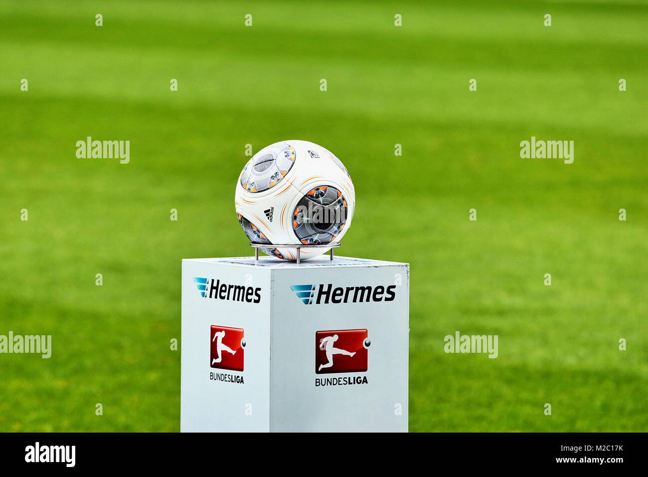 Fußball-Bundesliga: 31. Spieltag, SC Freiburg gegen Borussia Mönchengladbach - Spielball Hermes Symbolfoto Bundesliga Stockfoto
