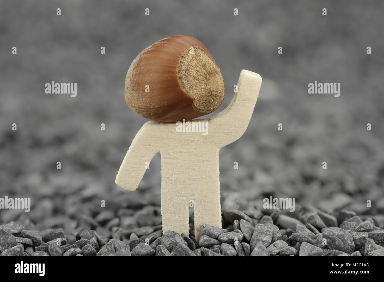 Holz- Männchen mit Haselnuss als Kopf Stockfoto