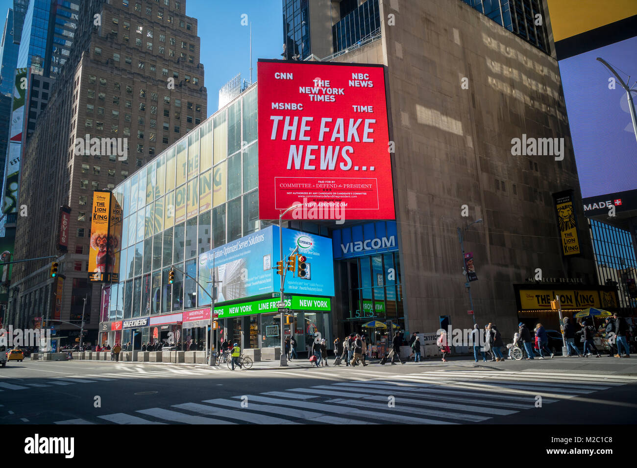 Eine elektronische Anzeigentafel am Times Square in New York am Montag, 5. Februar 2017 vom Ausschuss für die Verteidigung der Präsident (früher Stop Hillary PAC) Züchtigt die Medien für nicht für die die Untersuchung von Hillary Clintons angebliche Kampagne Finanzierung Geldwäsche. Die Werbung nutzt der Präsident populären Ausdruck "fake News". (Â© Richard B. Levine) Stockfoto