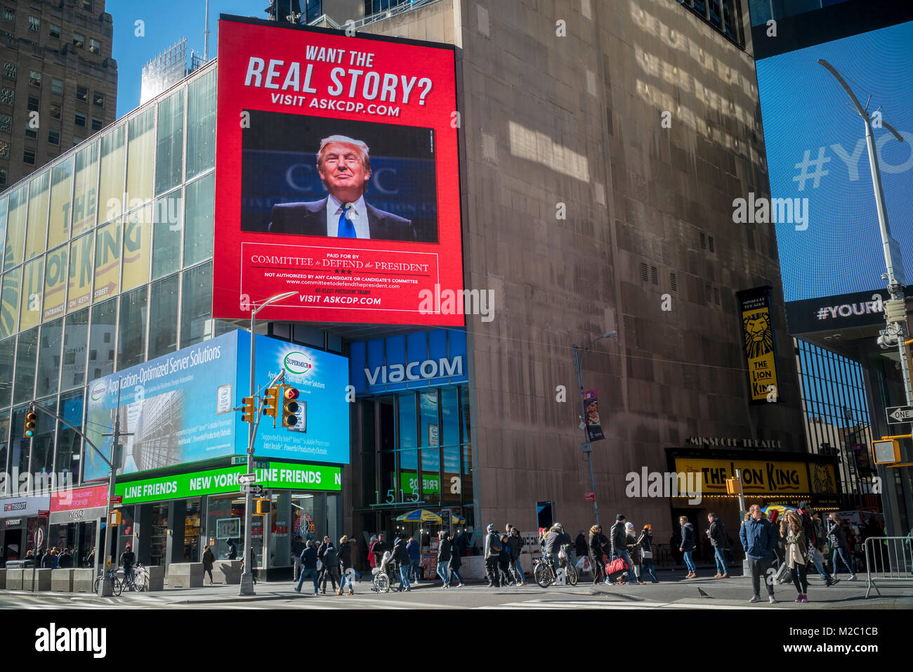Eine elektronische Anzeigentafel am Times Square in New York am Montag, 5. Februar 2017 vom Ausschuss für die Verteidigung der Präsident (früher Stop Hillary PAC) Züchtigt die Medien für nicht für die die Untersuchung von Hillary Clintons angebliche Kampagne Finanzierung Geldwäsche. Die Werbung nutzt der Präsident populären Ausdruck "fake News". (© Richard B. Levine) Stockfoto