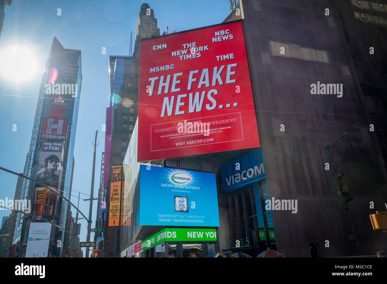 Eine elektronische Anzeigentafel am Times Square in New York am Montag, 5. Februar 2017 vom Ausschuss für die Verteidigung der Präsident (früher Stop Hillary PAC) Züchtigt die Medien für nicht für die die Untersuchung von Hillary Clintons angebliche Kampagne Finanzierung Geldwäsche. Die Werbung nutzt der Präsident populären Ausdruck "fake News". (Â© Richard B. Levine) Stockfoto