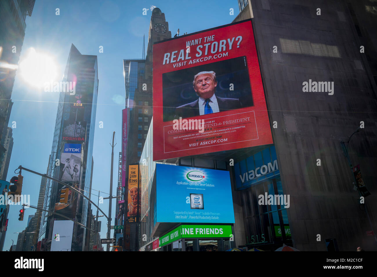 Eine elektronische Anzeigentafel am Times Square in New York am Montag, 5. Februar 2017 vom Ausschuss für die Verteidigung der Präsident (früher Stop Hillary PAC) Züchtigt die Medien für nicht für die die Untersuchung von Hillary Clintons angebliche Kampagne Finanzierung Geldwäsche. Die Werbung nutzt der Präsident populären Ausdruck "fake News". (Â© Richard B. Levine) Stockfoto
