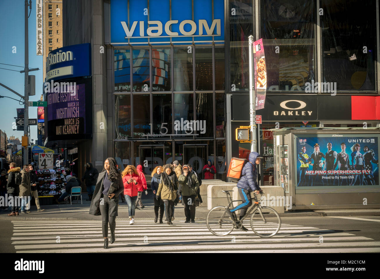 Die viacom Hauptsitz in Times Square in New York am Montag, 5. Februar 2018. Zacks Investment Research vor kurzem zurückgestuft Viacom aus der Warteschleife zu verkaufen. Viacom ist für das vierte Quartal am Donnerstag zu lösen. (© Richard B. Levine) Stockfoto
