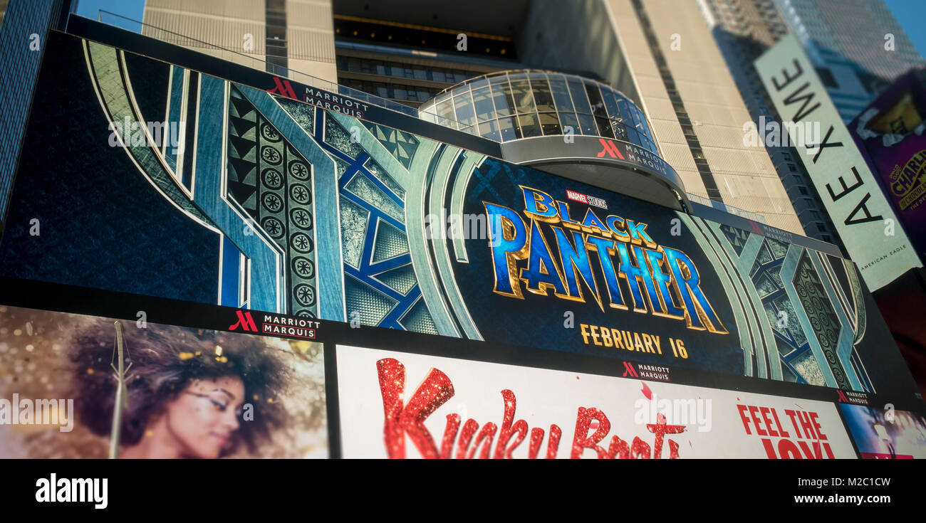 Werbung für die Marvel Studios Film 'Black Panther' auf einem riesigen digitalen Bildschirm am Times Square in New York am Montag, 5. Februar 2018. Der Film, basierend auf einer Marvel Comics Superheld ist geplant am 16. Februar 2018 freigegeben werden. (Â© Richard B. Levine) Stockfoto