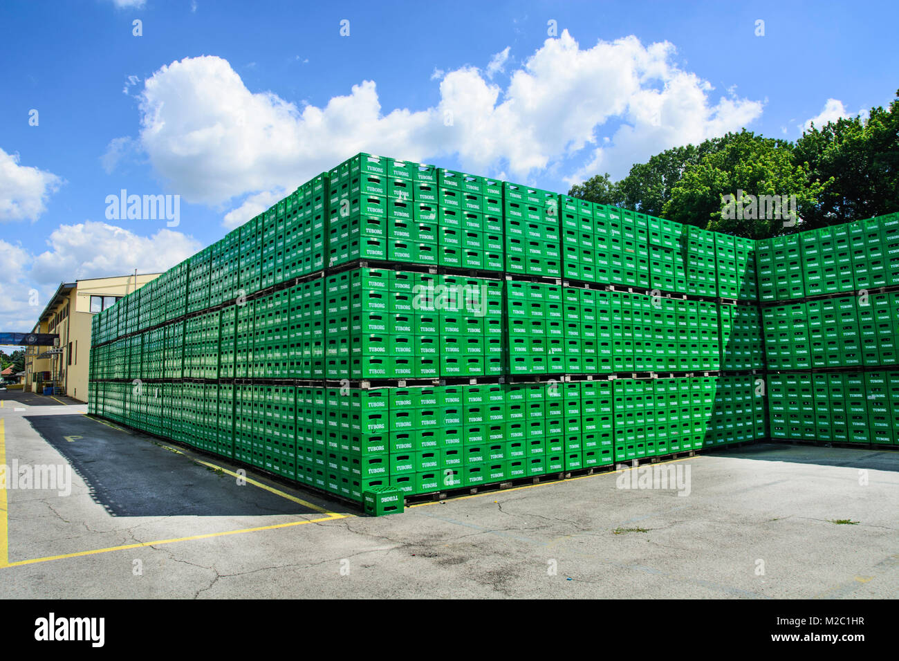 Celarevo, Serbien, Juni, 11,2017. "Carlcberg Pilsner" Brauerei in Serbien und ein großes Lager von leeren Verpackungen in der Brauerei. Stockfoto