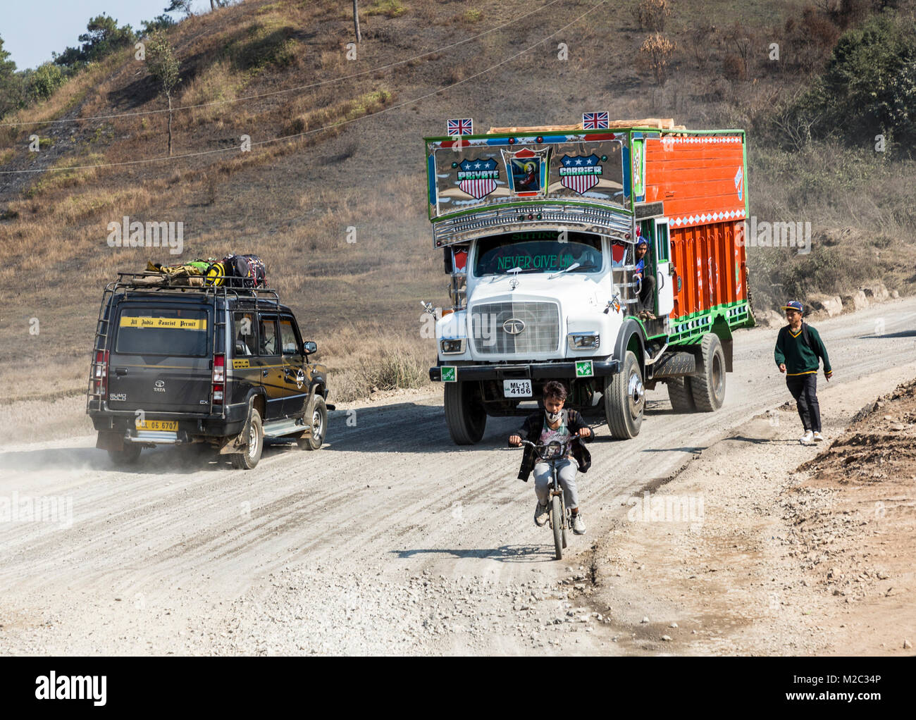 Junge auf dem Fahrrad im Straßenverkehr, die jowai, Meghalaya, Indien Stockfoto