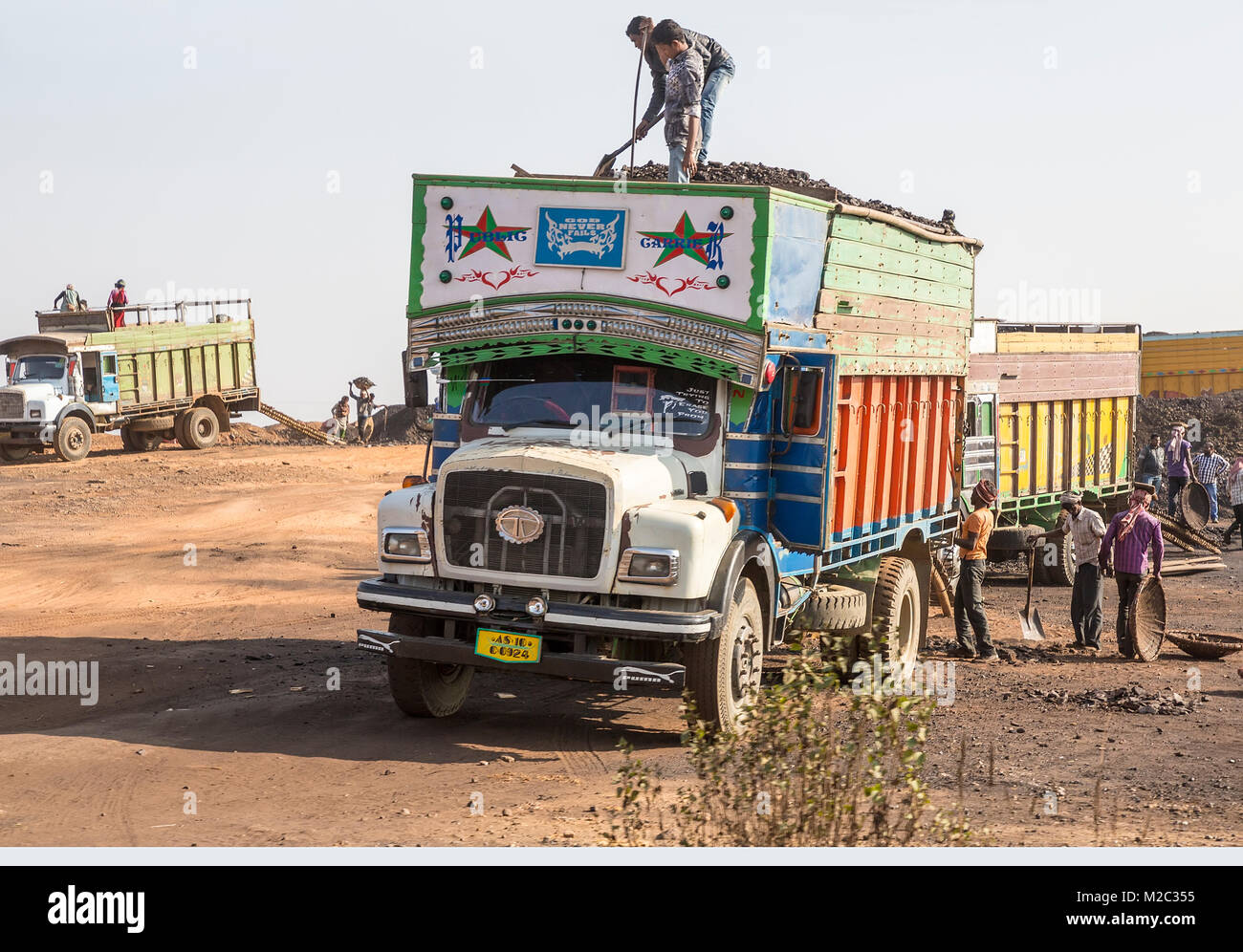 Leute Kohle Verladen auf Lkw, Meghalaya, Indien Stockfoto