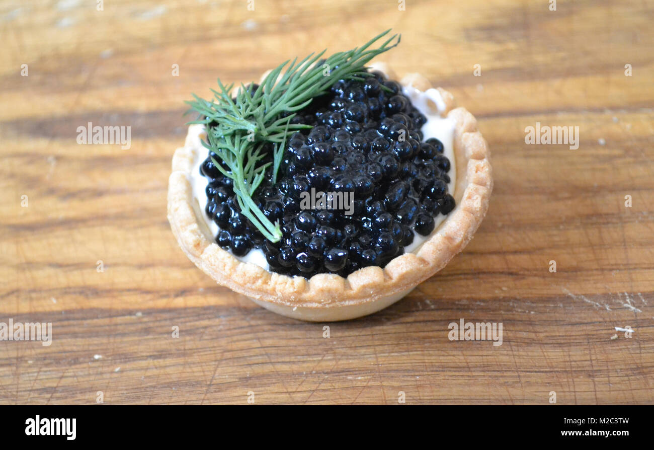 Törtchen mit schwarzen Kaviar Stockfoto