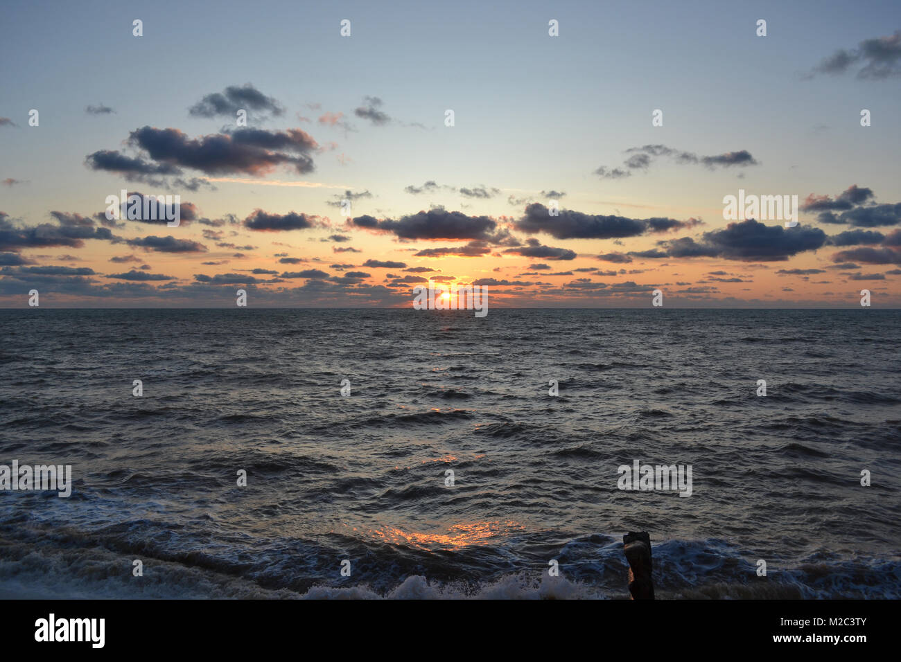 Sonnenuntergang am Schwarzen Meer. Stockfoto