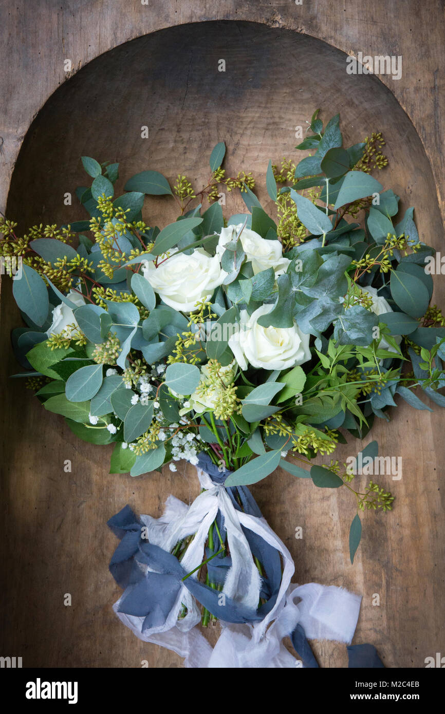 Wedding Bouquet mit weißen und blauen Band gebunden, auf Holz- Oberfläche Stockfoto