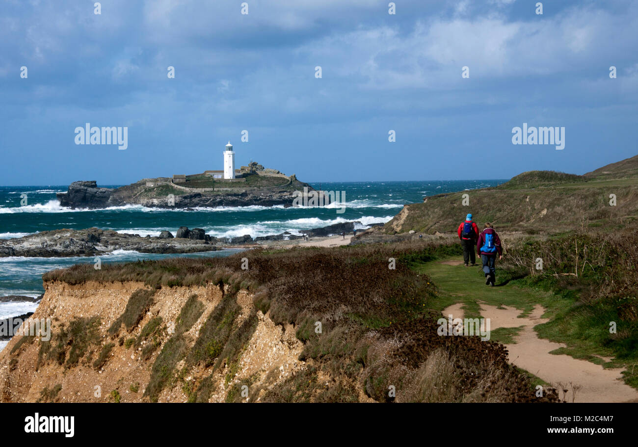 Wanderer auf dem Küstenweg am Godrevy Lighthouse an der nördlichen Küste von Cornwall, Großbritannien Stockfoto