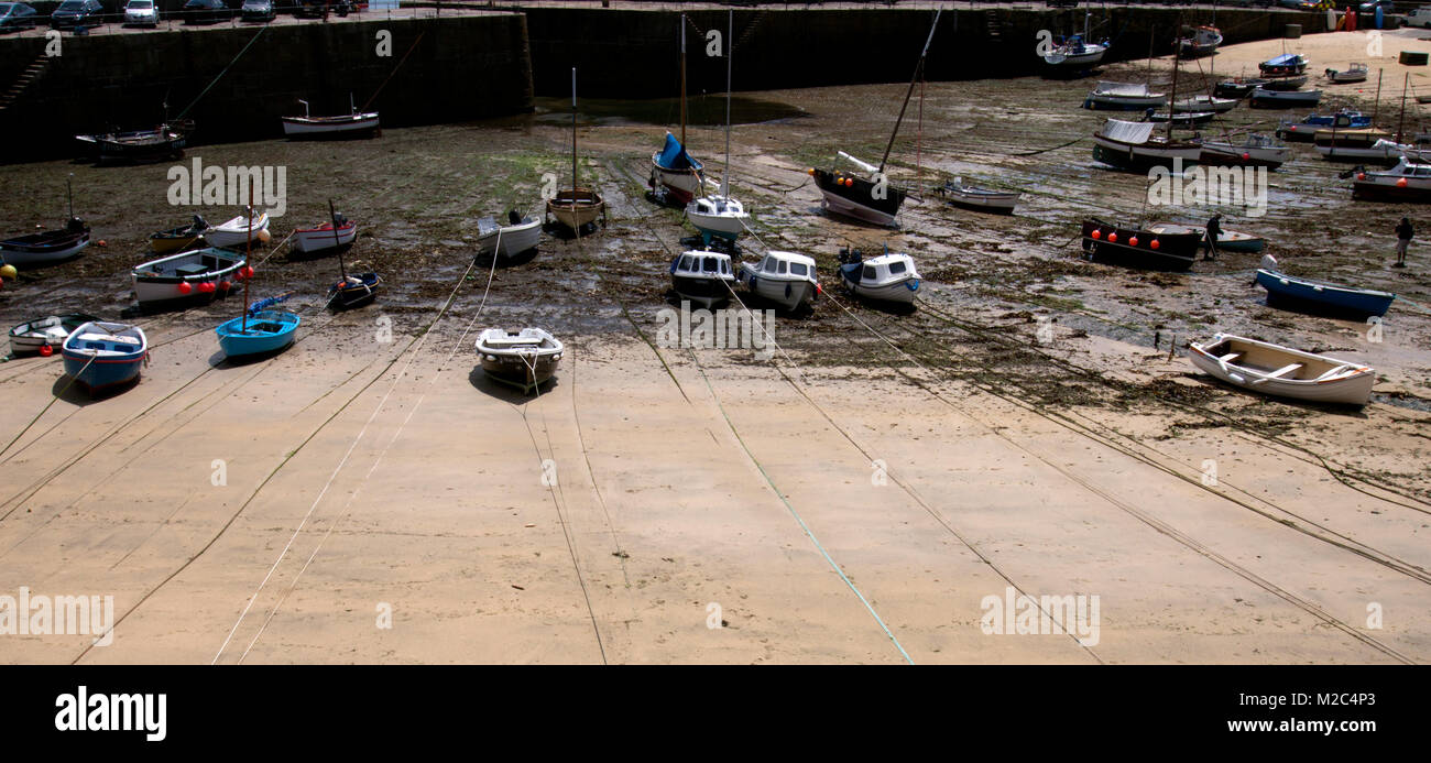 Boote im Fischerdorf Hafen von Mousehole, Cornwall Stockfoto