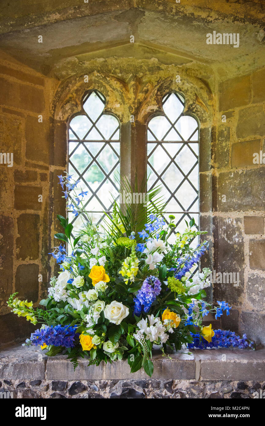 Blumenschmuck in der Kirche, neben verbleite Fenster Stockfoto
