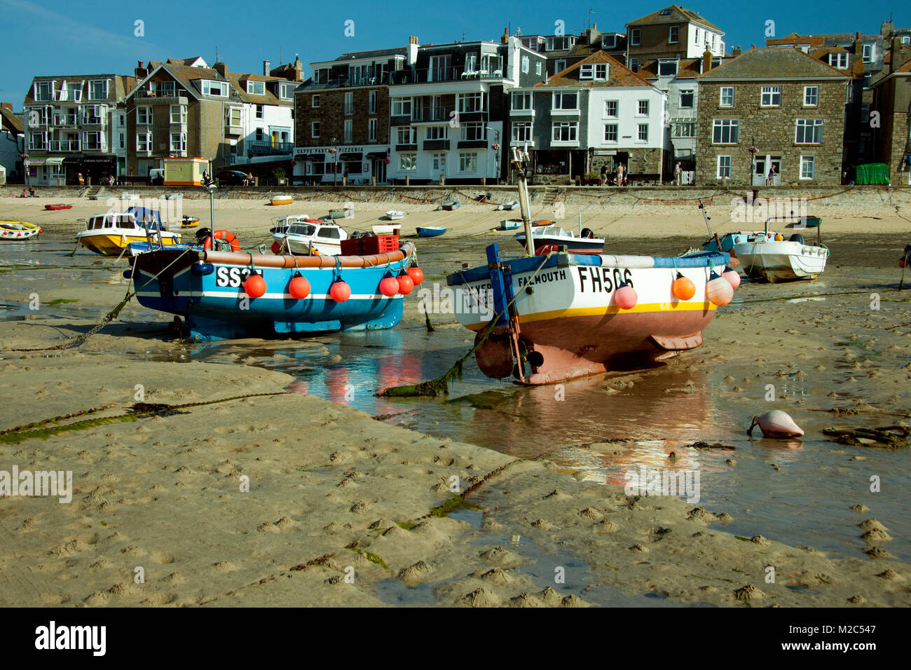 Fischerboote im Hafen von St. Ives, Cornwall Stockfoto