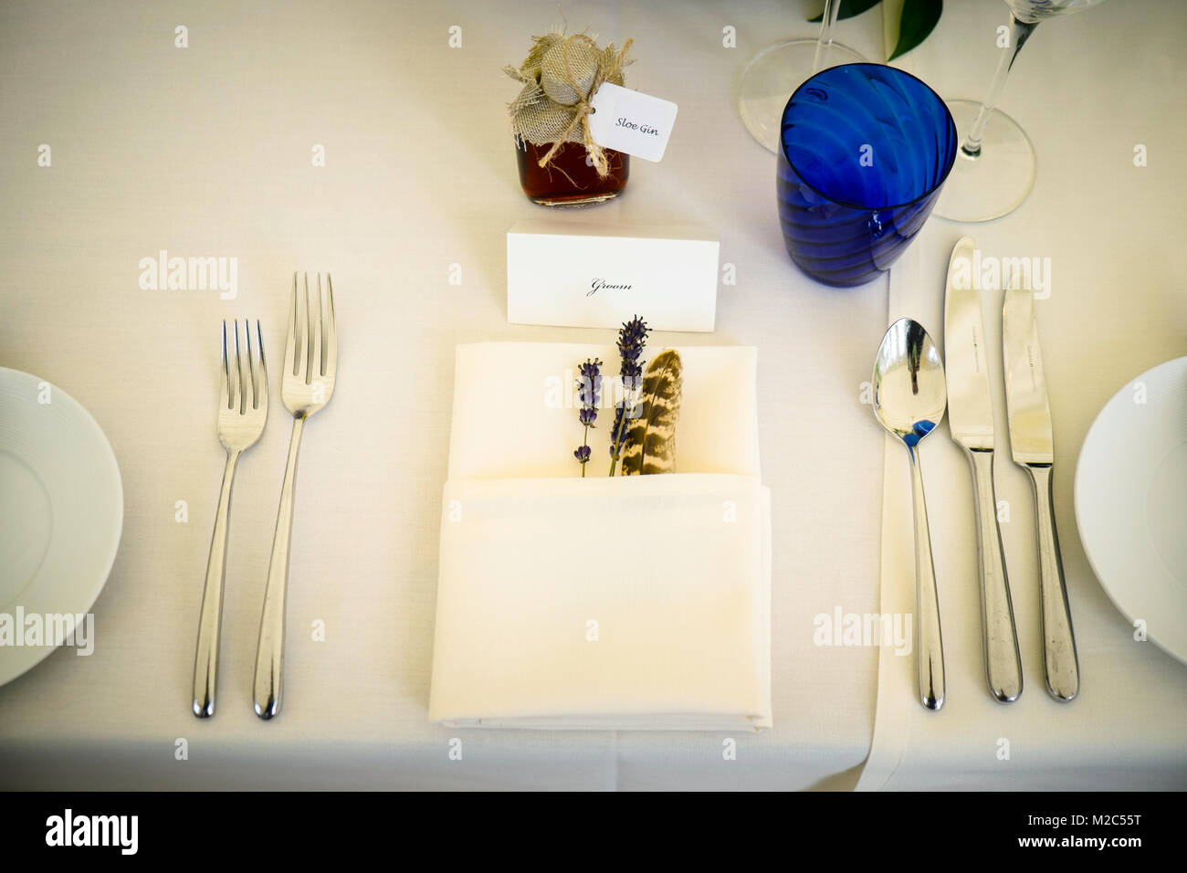 Serviette Einstellung am Tisch, mit Karte und Hochzeit Bevorzugung Stockfoto